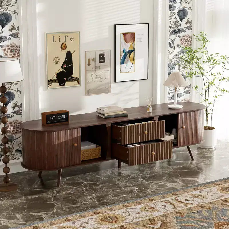 Meuble TV moderne Mid-Century pour téléviseurs jusqu'à 80", portes tambour et tiroirs cannelés, marron noyer