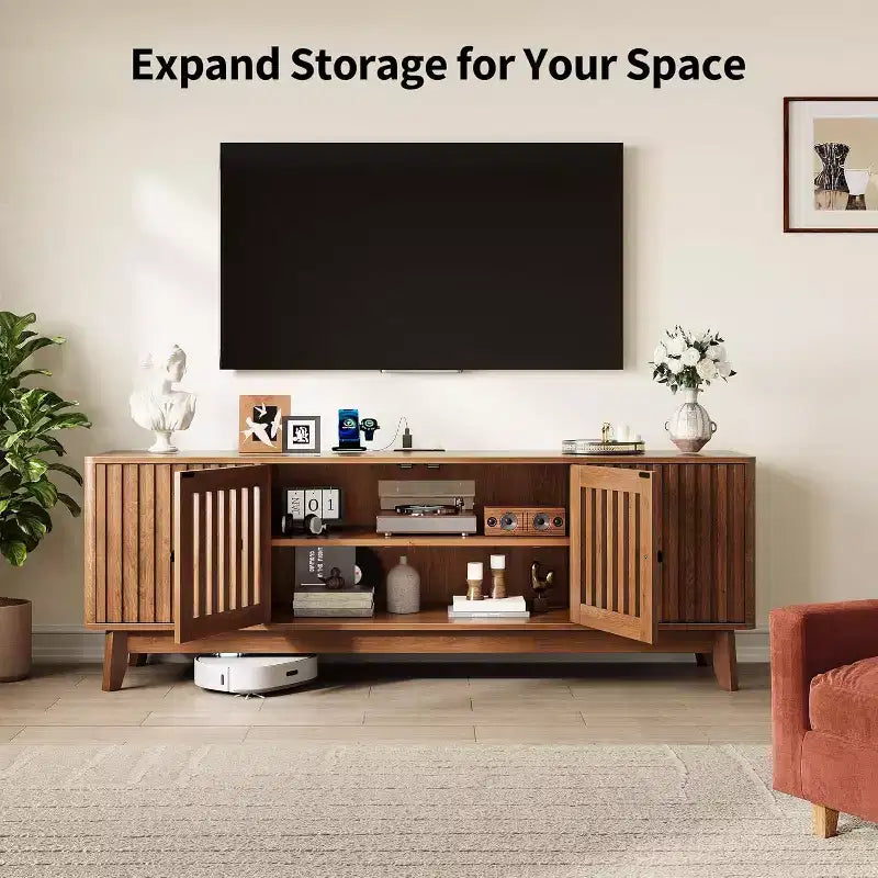 Meuble TV moderne du milieu du siècle avec portes à persiennes, étagères réglables et rangement