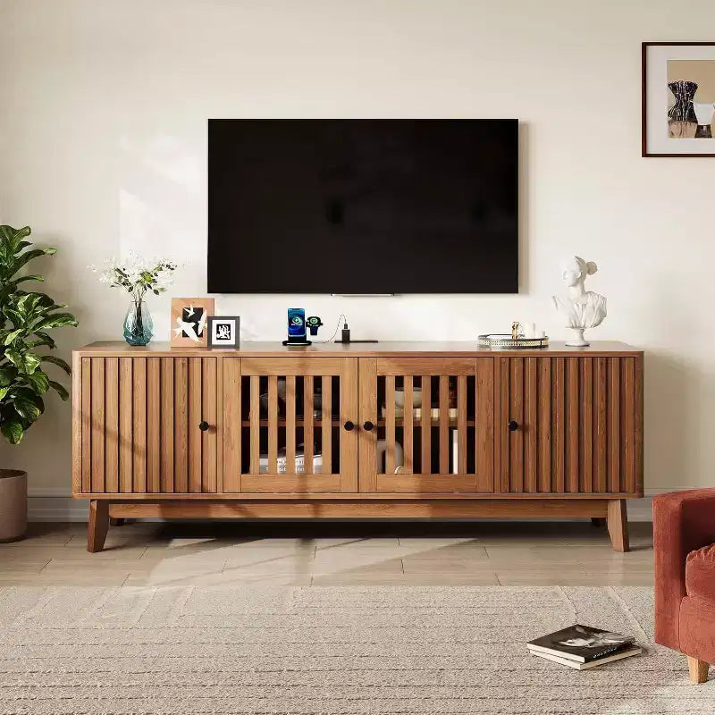 Meuble TV moderne du milieu du siècle avec portes à persiennes, étagères réglables et rangement