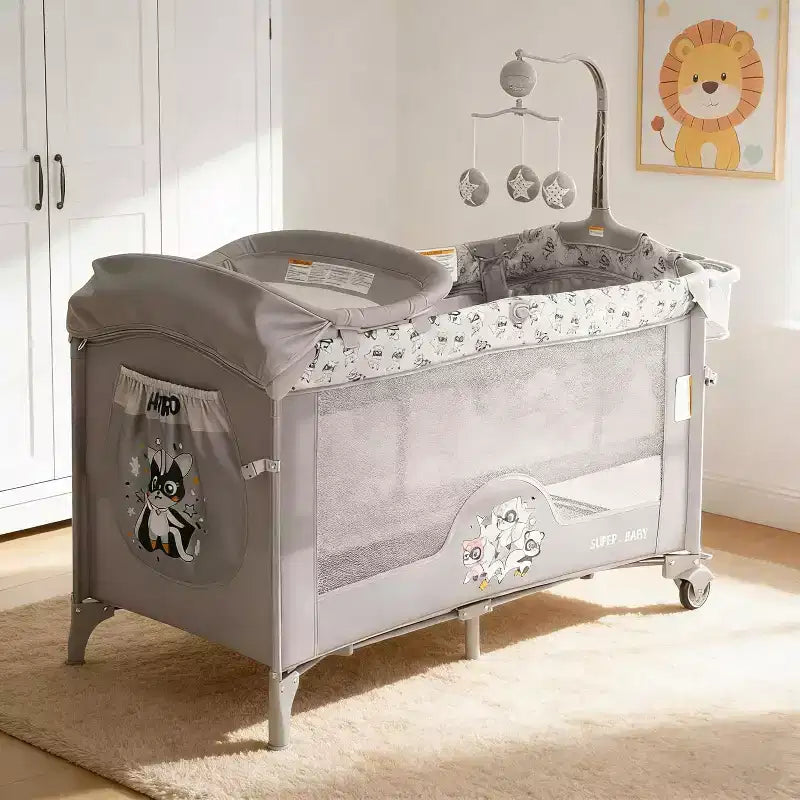 Berceau et parc pour bébé 4 en 1 - Lit portable gris clair avec table à langer, porte zippée et arche de jouets - Roues verrouillables et rangement pour nouveau-nés et tout-petants