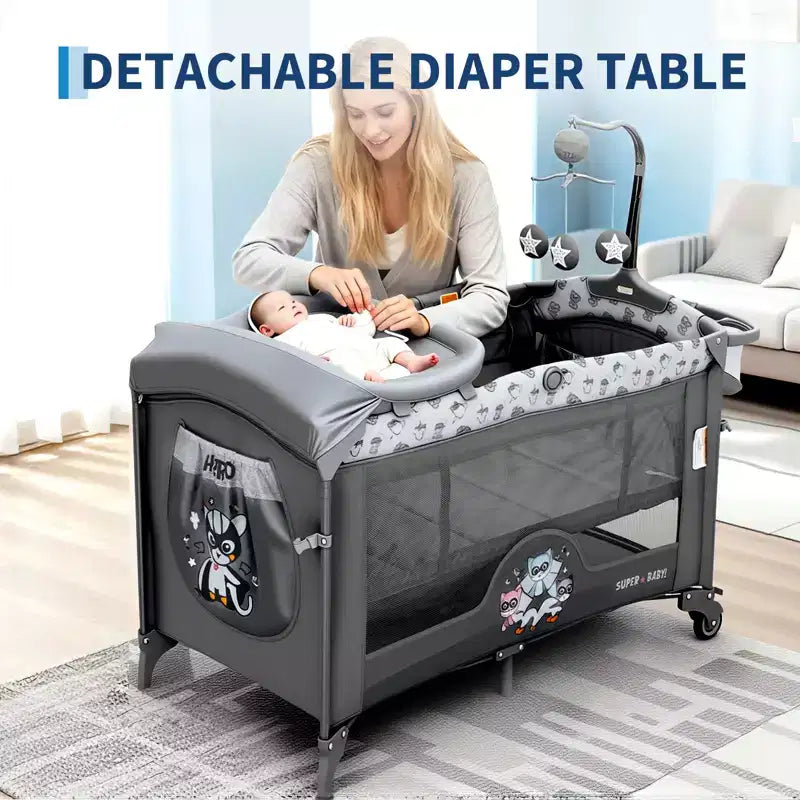 Berceau et parc pour bébé 4 en 1 - Lit portable gris clair avec table à langer, porte zippée et arche de jouets - Roues verrouillables et rangement pour nouveau-nés et tout-petants