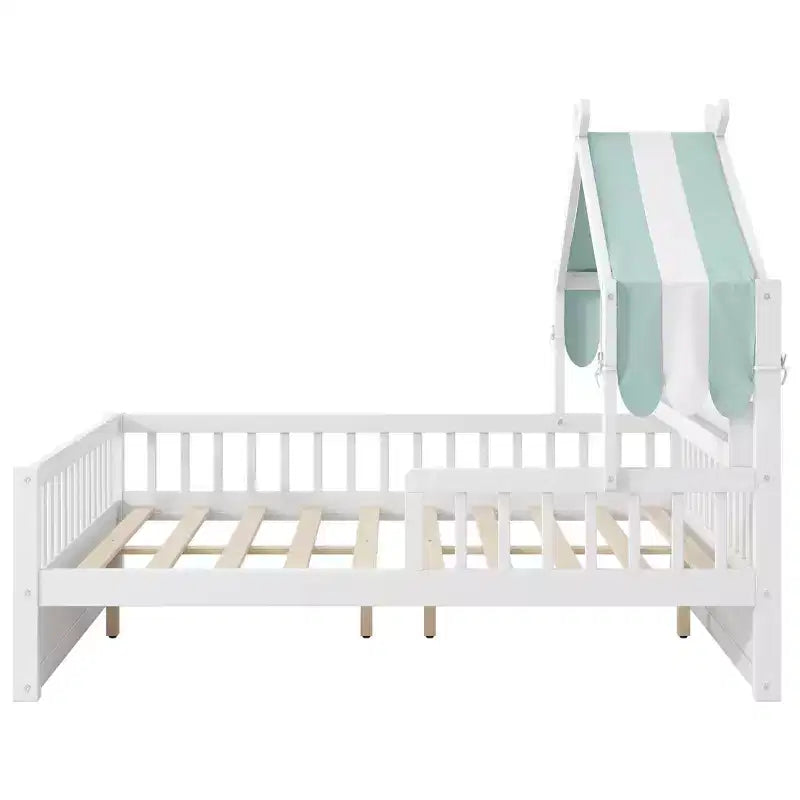 Lit cabane en bois pleine grandeur avec étagère de tête de lit de rangement et baldaquin pour chambre d'enfant